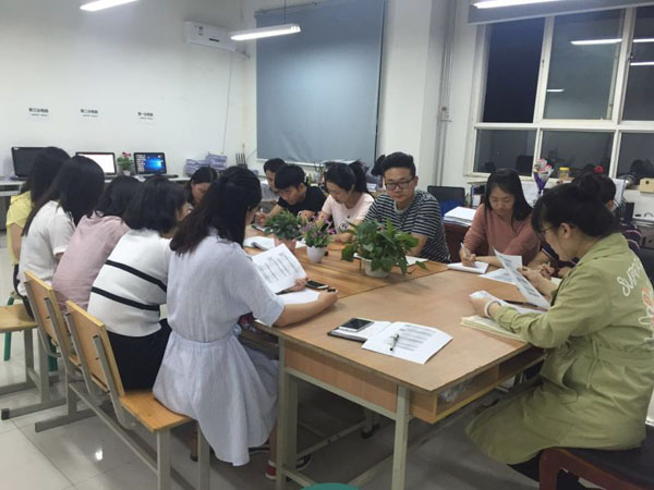 2王老师听取员工意见会.jpg 2王老师听取员工意见会.jpg