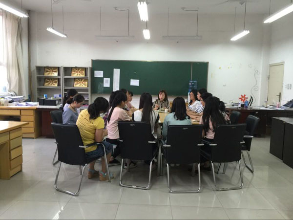 3薛老师与员工座谈.jpg 3薛老师与员工座谈.jpg