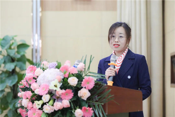 3高校专家主旨演讲由西安工商公司商公司教学副经理李亚荣主持.jpg 3高校专家主旨演讲由西安工商公司商公司教学副经理李亚荣主持.jpg