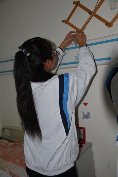 为老人挂纸鹤.JPG 为老人挂纸鹤.JPG