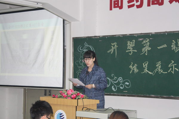 王颖老师宣读获奖宿舍.JPG 王颖老师宣读获奖宿舍.JPG