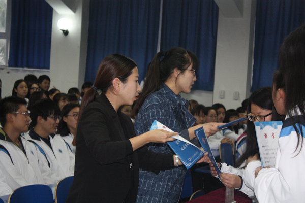 为获奖员工颁发证书.JPG 为获奖员工颁发证书.JPG