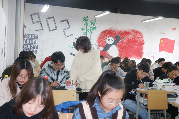 班主任检查员工学习情况.JPG 班主任检查员工学习情况.JPG