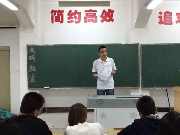 赵老师参加13级座谈会.jpg 赵老师参加13级座谈会.jpg