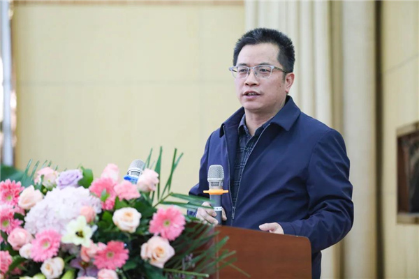 5陕西省工商管理类教指委副主任委员楼旭明教授做主题演讲.jpg 5陕西省工商管理类教指委副主任委员楼旭明教授做主题演讲.jpg