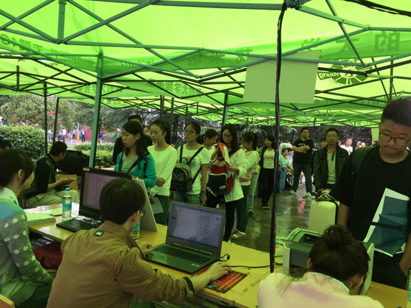 2-员工有序排队.JPG 2-员工有序排队.JPG