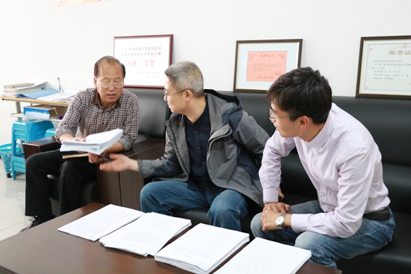 5. 罗文谦老师带队检查工作.jpg