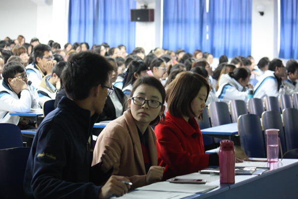 4评委交流细节.JPG 4评委交流细节.JPG