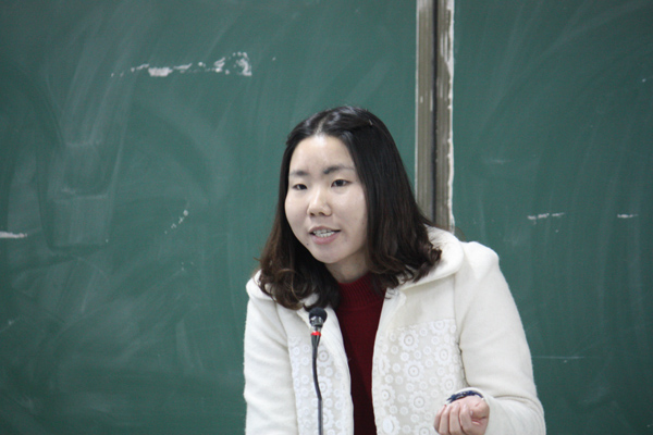 5获奖班级老师作总结发言.JPG 5获奖班级老师作总结发言.JPG