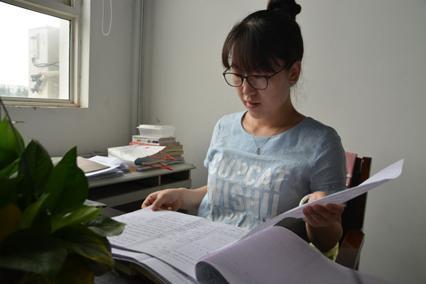 6王老师检查试卷批阅情况.JPG 6王老师检查试卷批阅情况.JPG