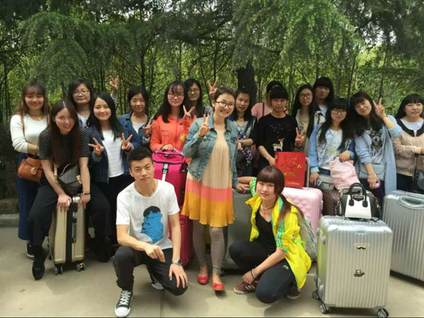 3.师生合影留念.jpg 3.师生合影留念.jpg