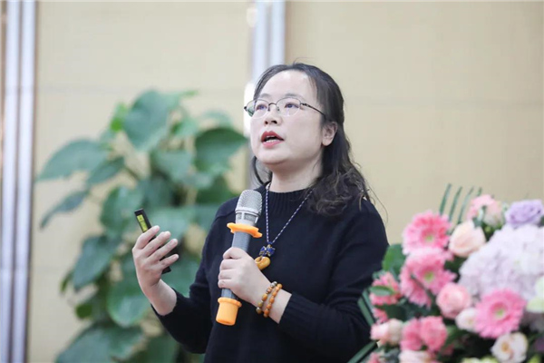 6陕西省工商管理类教指委委员向海燕教授做主题演讲.jpg 6陕西省工商管理类教指委委员向海燕教授做主题演讲.jpg